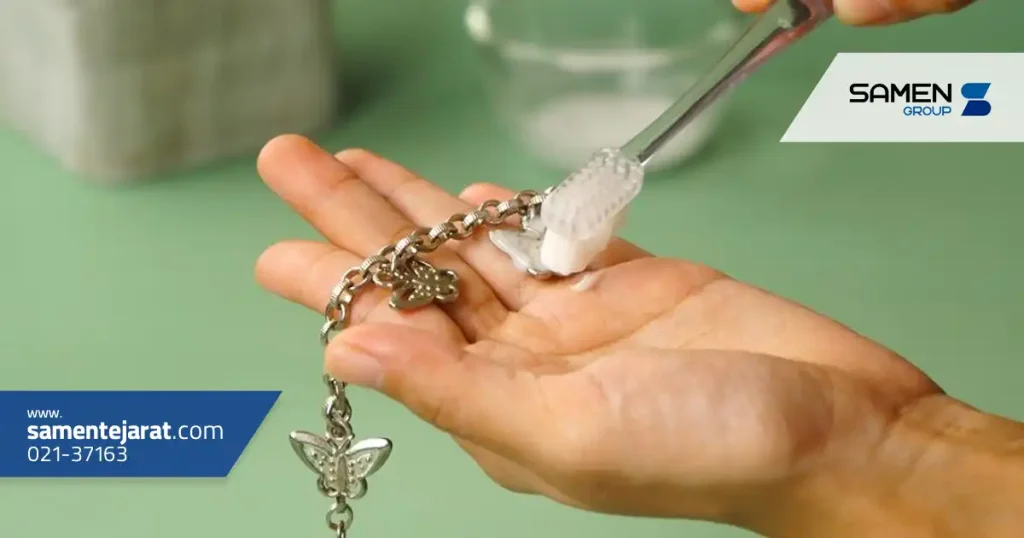 راهکارهایی برای از بین بردن خط و خش زیورآلات استیل 7 روش های خانگی برای از بین بردن خط و خش زیورآلات استیل