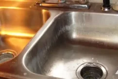 چگونه خط و خش روی سینک را از بین ببریم؟