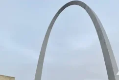 معرفی بنای طاق دروازه، شاهکار مهندسی استیل