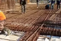 خاموت ها نقش نگهدارنده میلگردهای طولی و افزایش مقاومت برشی را ایفا می کنند. علاوه بر این، آن ها از کمانش میلگردهای اصلی جلوگیری کرده و شکل پذیری عضو را افزایش می دهند. وجود خاموت مناسب در ستون ها یکی از عوامل حیاتی در عملکرد لرزه ای سازه است.