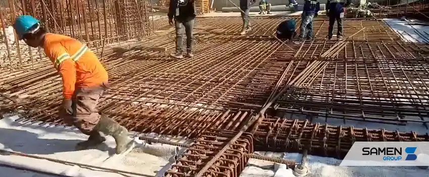 خاموت ها نقش نگهدارنده میلگردهای طولی و افزایش مقاومت برشی را ایفا می کنند. علاوه بر این، آن ها از کمانش میلگردهای اصلی جلوگیری کرده و شکل پذیری عضو را افزایش می دهند. وجود خاموت مناسب در ستون ها یکی از عوامل حیاتی در عملکرد لرزه ای سازه است.